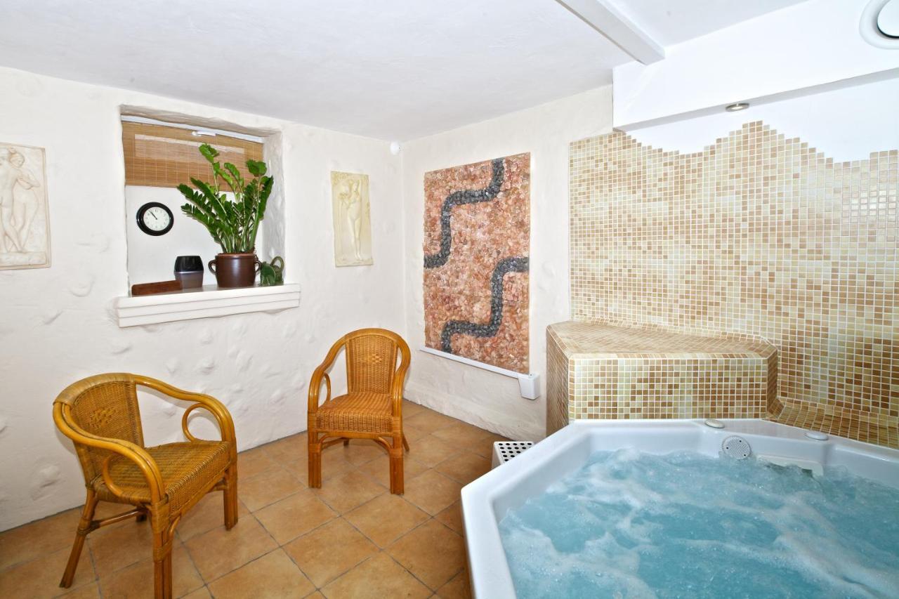 הל Villa & Restaurant Admiral Nelson מראה חיצוני תמונה